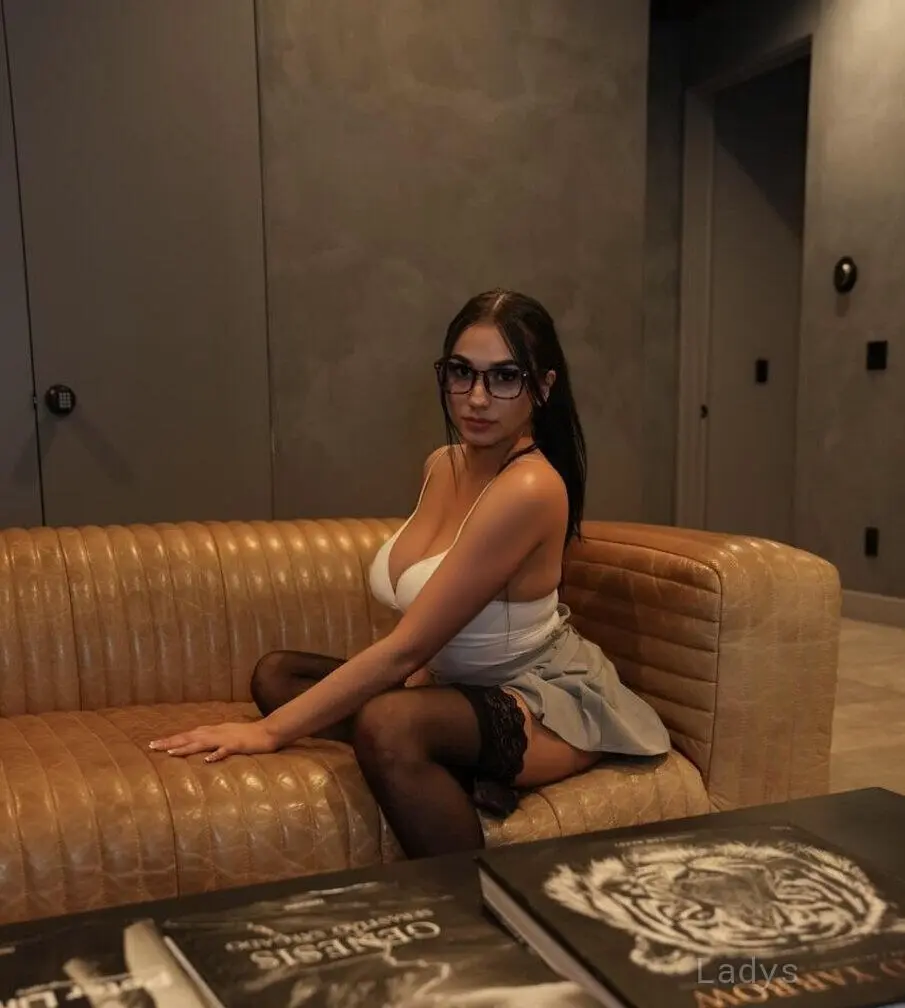 Lexi, 21 years beautiful nude Honolulu escorts girl, height 155 sm, Weight 55 kg