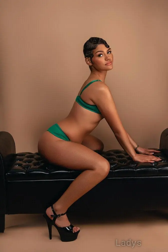 Lola Bunni, 20 years beautiful nude Honolulu escorts girl, height 158 sm, Weight 57 kg
