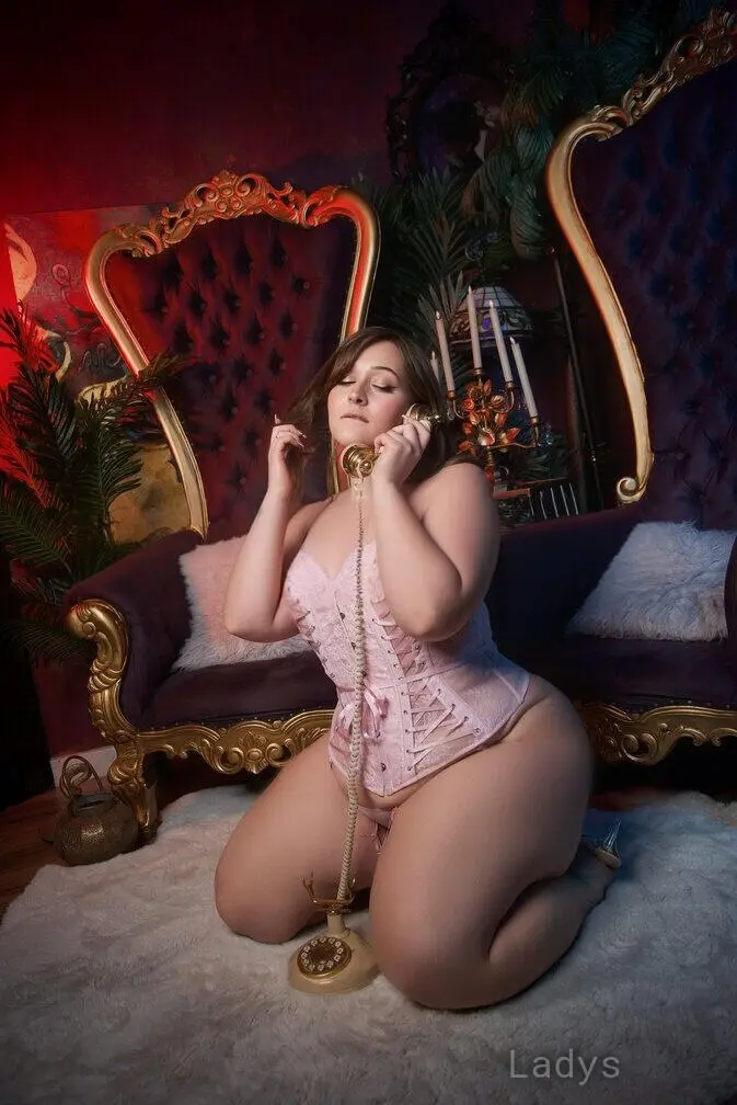 Whitney Graham, 27 years beautiful nude Honolulu escorts girl, height 167 sm, Weight 71 kg