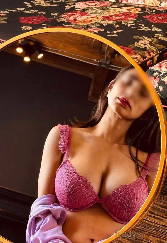 Frida, 30 years old Houston escort girl with big tits, height 133 sm, Weight 55 kg