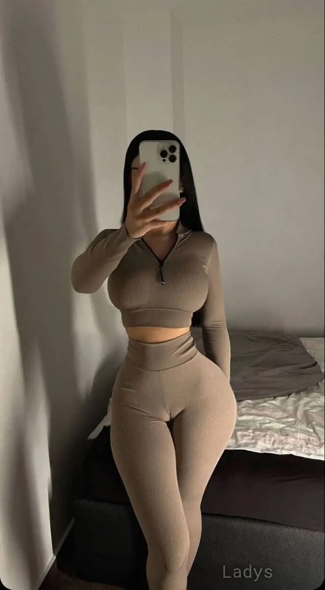 Violet, 23 years old Hurghada escort girl with big tits, height 163 sm, Weight  kg