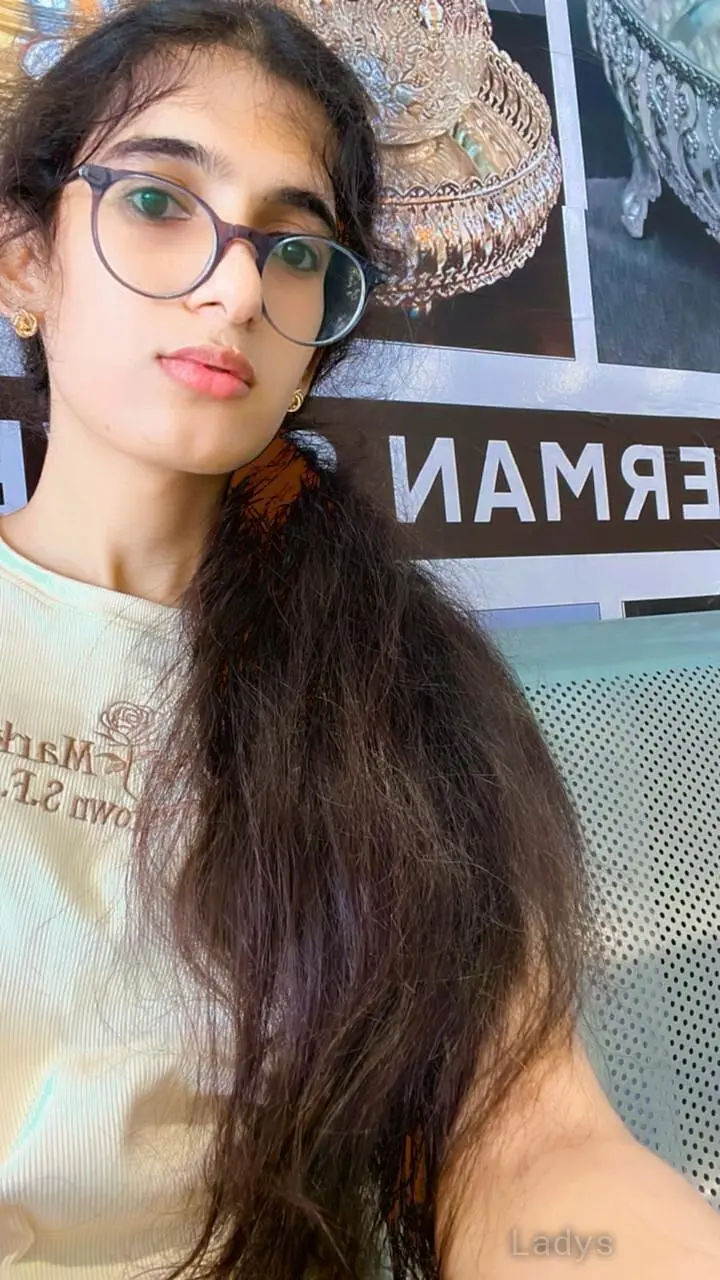 Akhihot, 24 years beautiful nude Hyderabad escorts girl, height 153 sm, Weight  kg