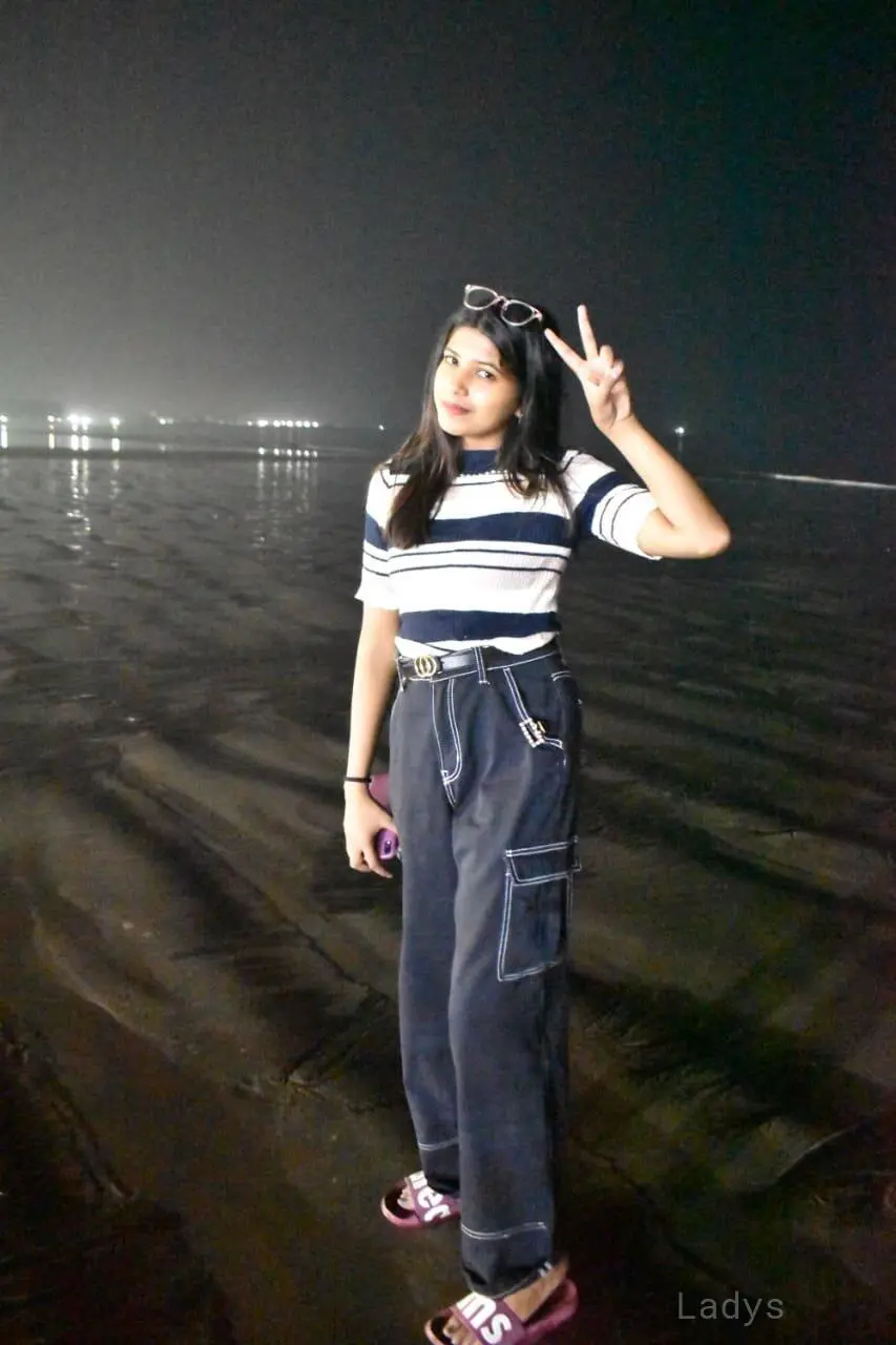 Shruti, 24 years beautiful nude Hyderabad escorts girl, height 159 sm, Weight kg