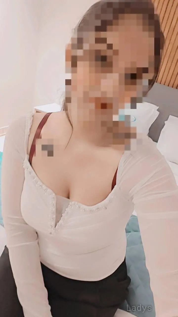 Tanvi, 23 years beautiful nude Hyderabad escorts girl, height 164 sm, Weight  kg