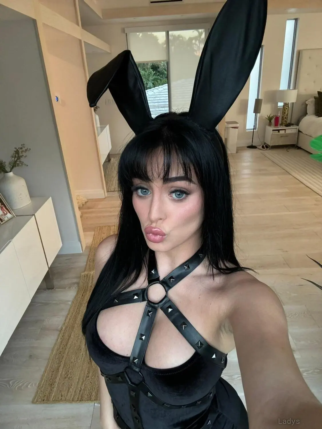 Camilla Araujo, 23 years old Indianapolis escort girl with big tits, height 170 sm, Weight 61 kg