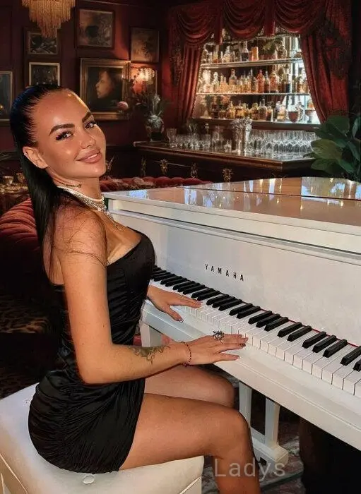 Michelle, 21 years old Istanbul escort girl with big tits, height 171 sm, Weight 47 kg