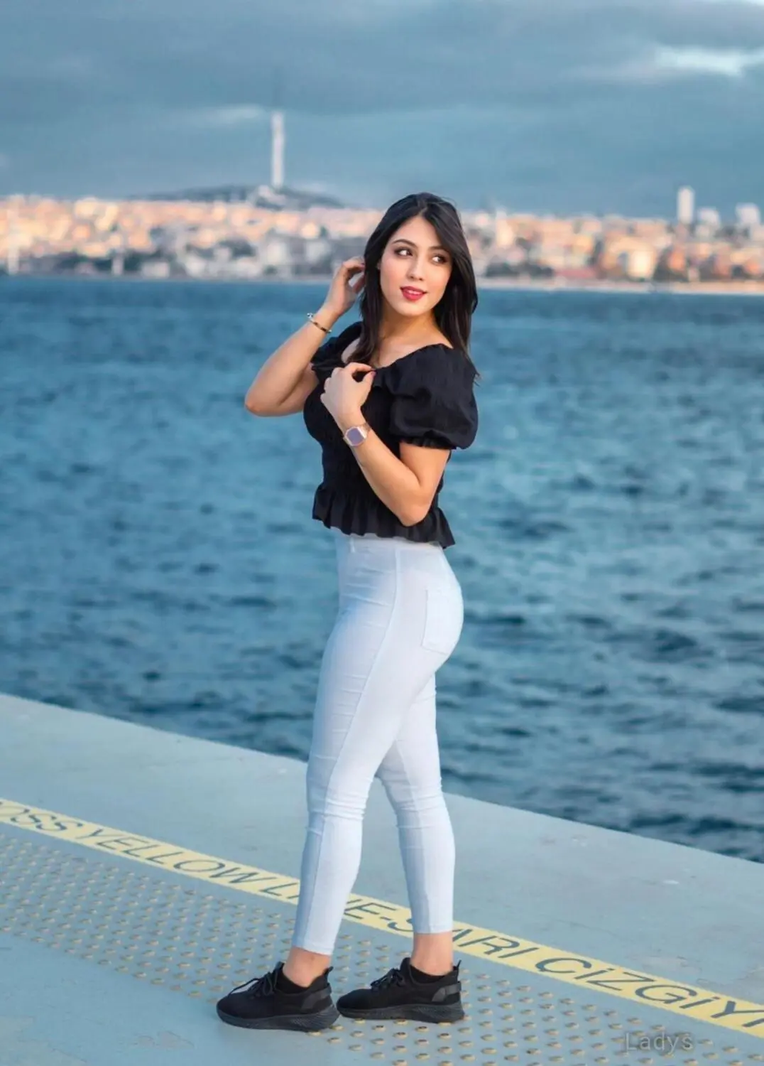 Nadia, 20 years old Istanbul escort girl with big tits, height 156 sm, Weight kg