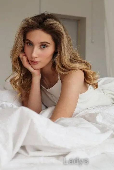 Alina, 19 years beautiful nude Istanbul escorts girl, height 170 sm, Weight 50 kg