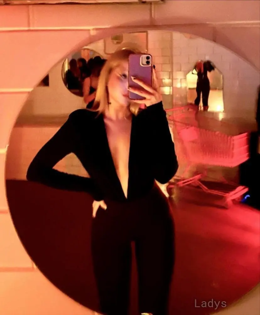 Cemre, 21 years beautiful nude Istanbul escorts girl, height 165 sm, Weight 62 kg