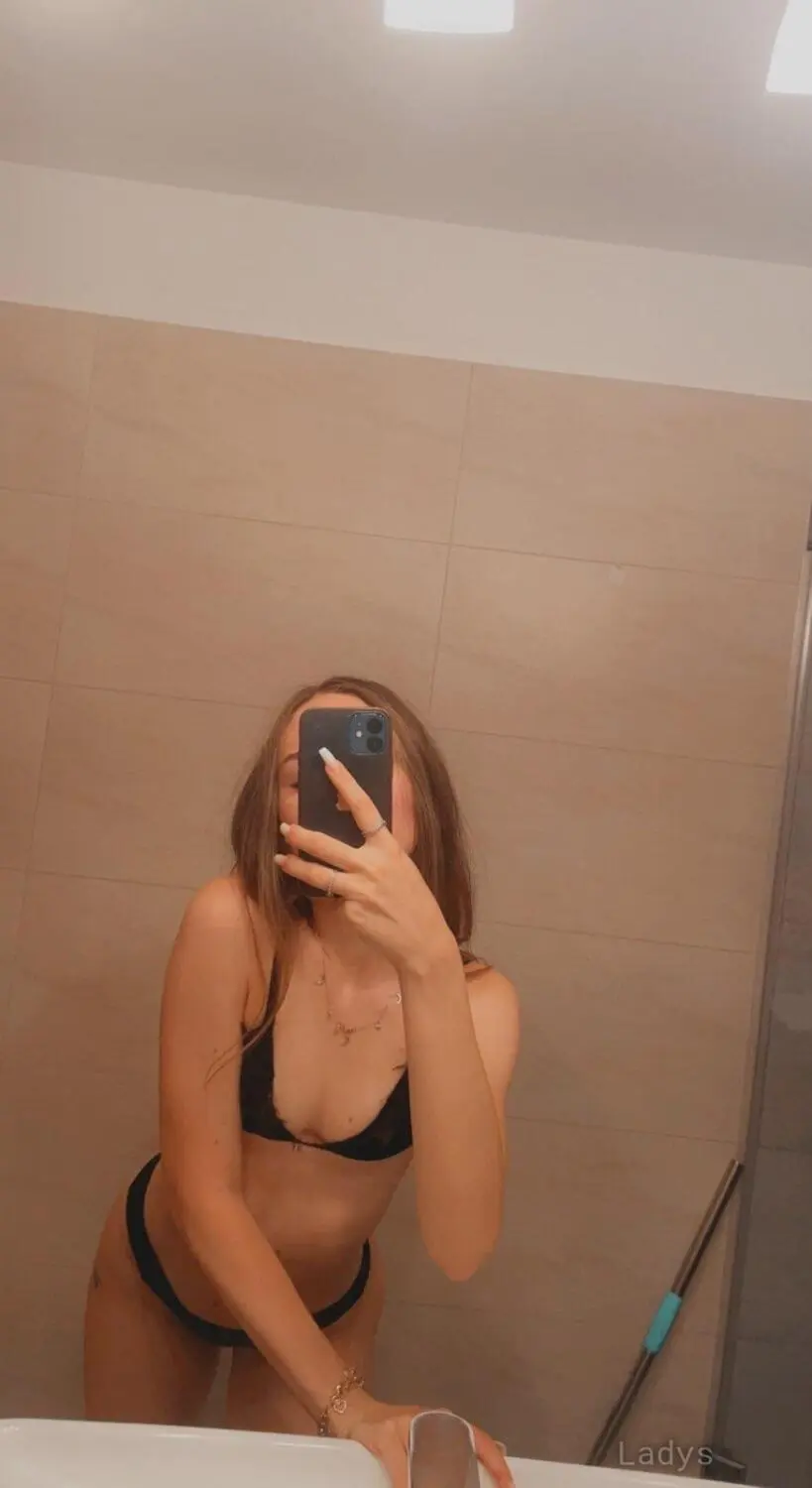Daisy_daises, 26 years beautiful nude Istanbul escorts girl, height 168 sm, Weight 55 kg