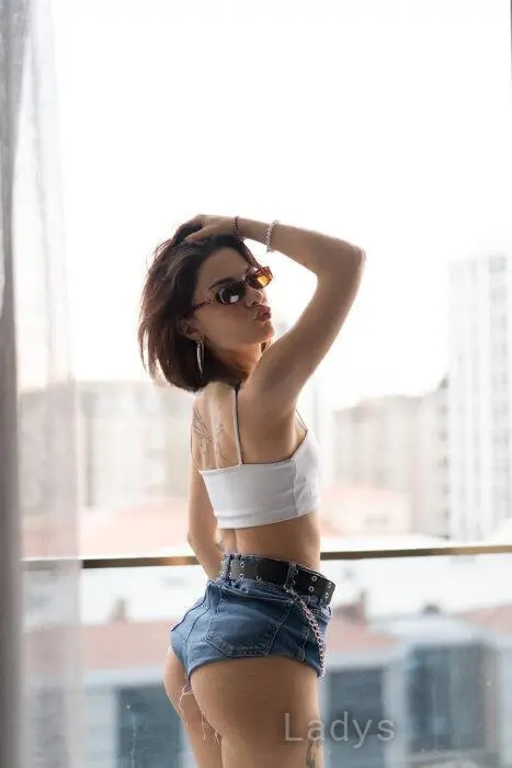 Sila, 21 years beautiful nude Istanbul escorts girl, height 163 sm, Weight 60 kg