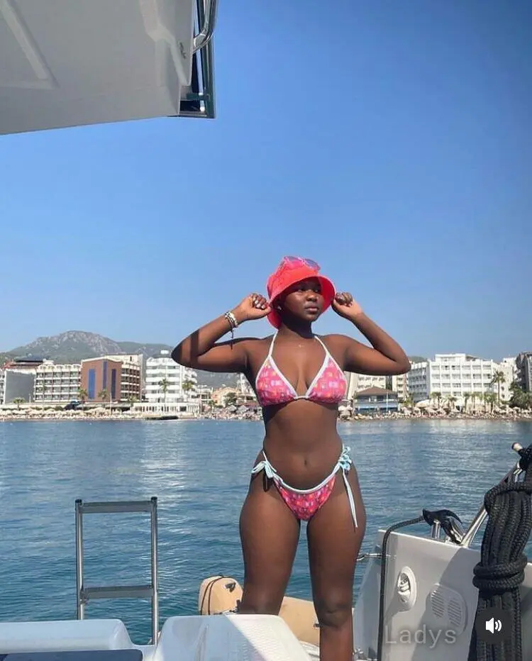 Viace, 23 years old Izmir escort girl with big tits, height 165 sm, Weight kg