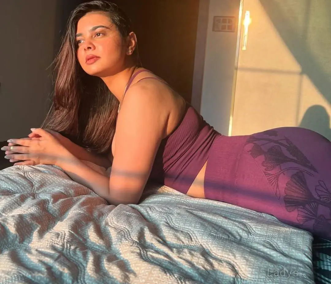 Divya, 21 years old Jaipur escort girl with big tits, height 154 sm, Weight kg