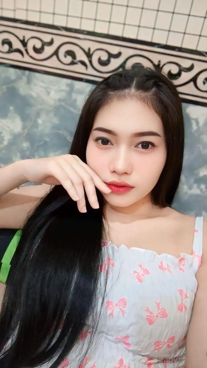 Claudia, 24 years old Jakarta escort girl with big tits, height 168 sm, Weight kg