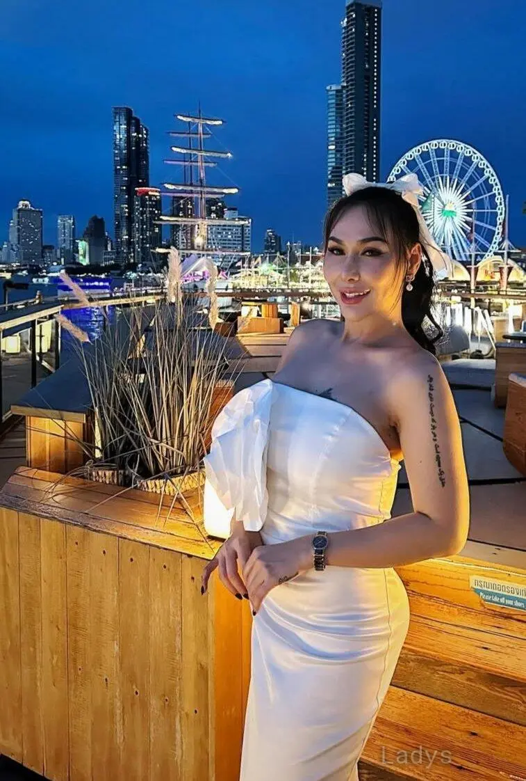 Elianna, 23 years old Jakarta escort girl with big tits, height 154 sm, Weight kg