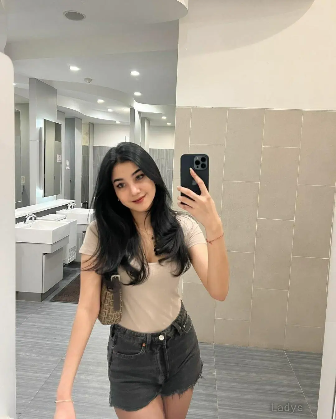 Julie, 21 years old Jakarta escort girl with big tits, height 164 sm, Weight kg