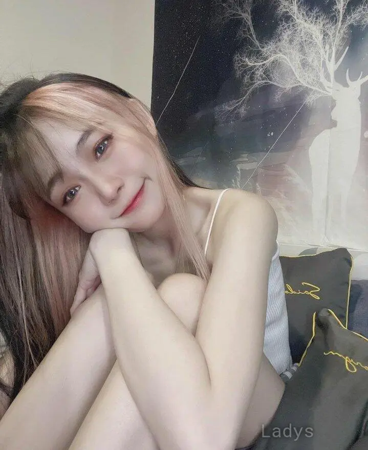 Kiky, 23 years old Jakarta escort girl with big tits, height 160 sm, Weight kg