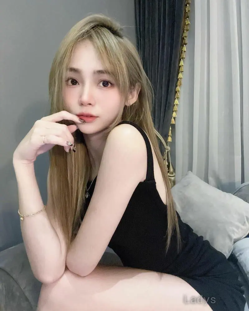 Kiky, 23 years old Jakarta escort girl with big tits, height 164 sm, Weight kg