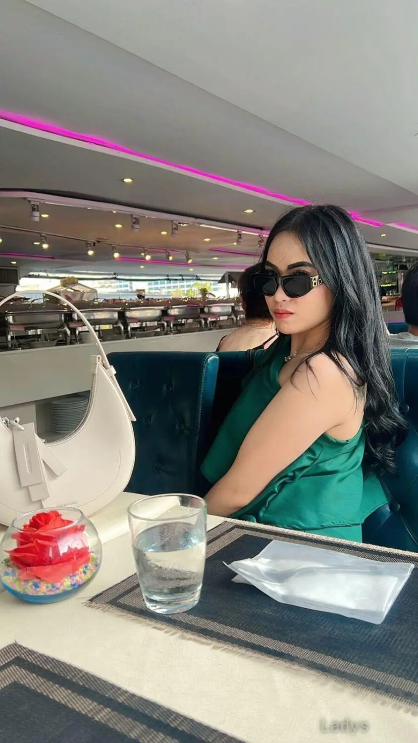 Rachel, 25 years old Jakarta escort girl with big tits, height 160 sm, Weight kg
