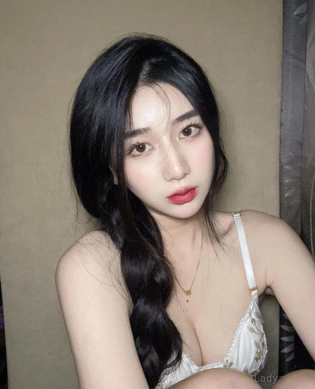 Ratna, 22 years old Jakarta escort girl with big tits, height 168 sm, Weight kg