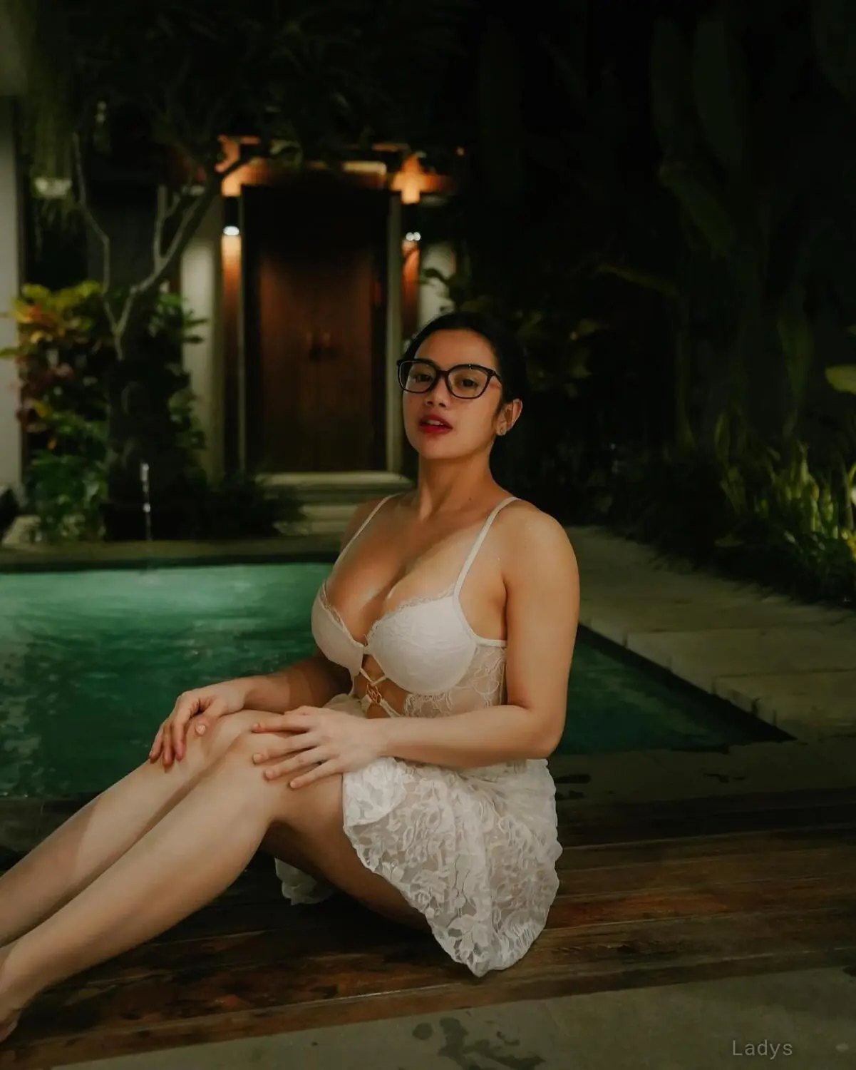 Vicka, 22 years old Jakarta escort girl with big tits, height 167 sm, Weight kg