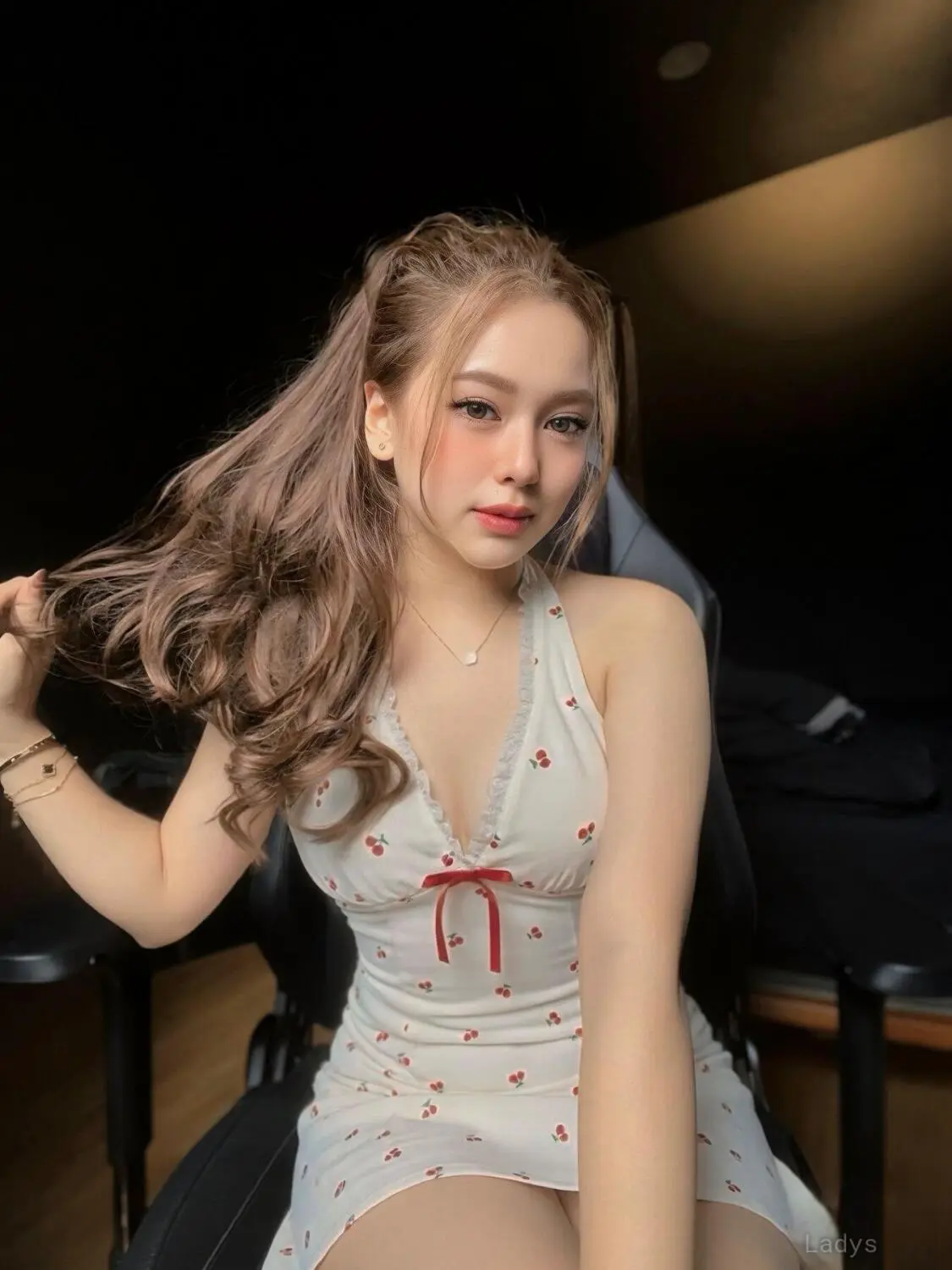 Della, 24 years beautiful nude Jakarta escorts girl, height 164 sm, Weight kg
