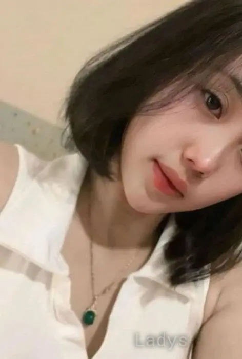 Fafany, 23 years beautiful nude Jakarta escorts girl, height 168 sm, Weight 49 kg