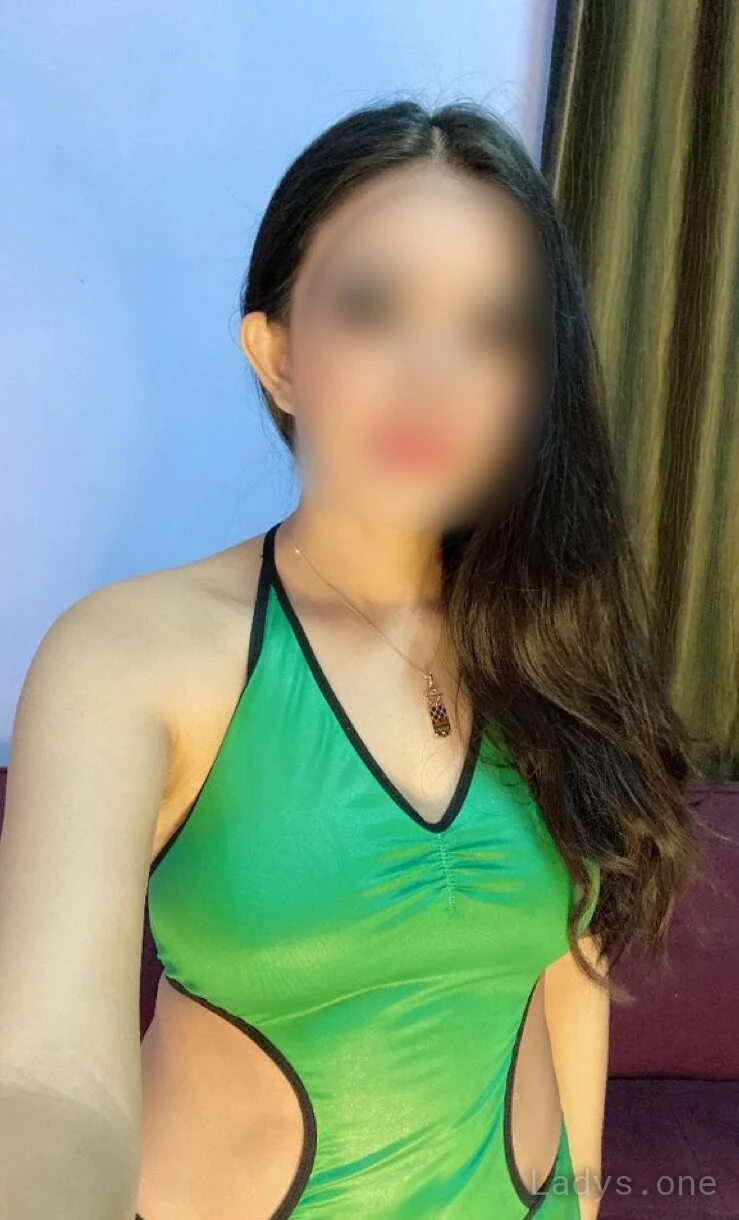 FiFi Petite, 29 years beautiful nude Jakarta escorts girl, height 159 sm, Weight 48 kg