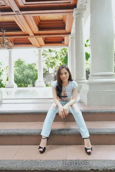 Laura, 26 years beautiful nude Jakarta escorts girl, height 160 sm, Weight 50 kg
