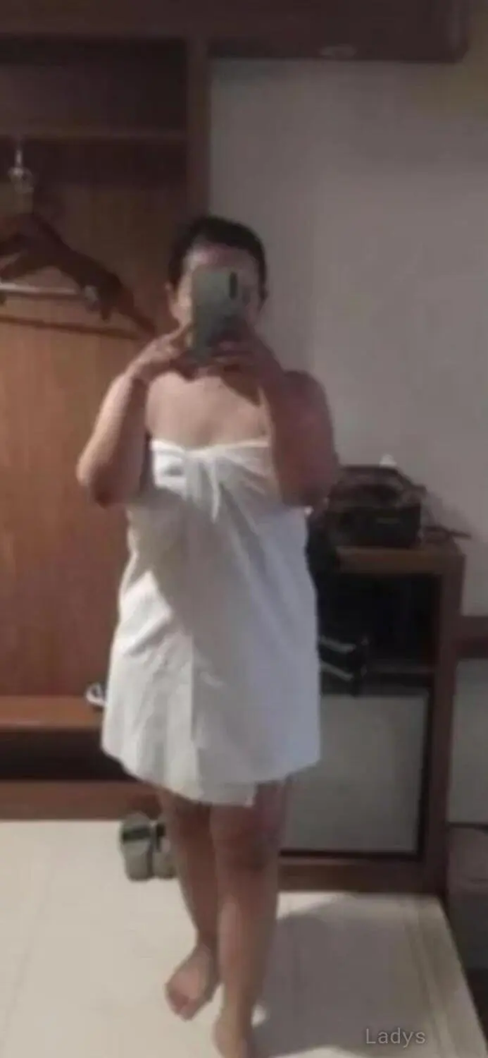 Nadya, 45 years beautiful nude Jakarta escorts girl, height 165 sm, Weight  kg