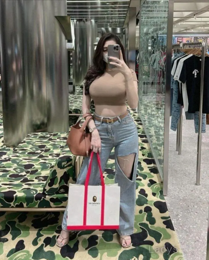 Naomi, 26 years beautiful nude Jakarta escorts girl, height 168 sm, Weight kg