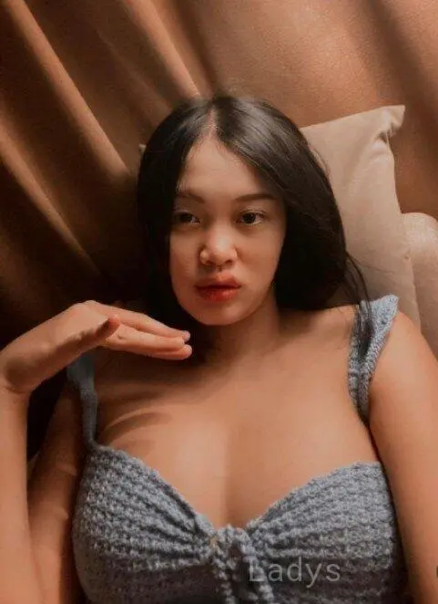 Putri, 24 years beautiful nude Jakarta escorts girl, height 165 sm, Weight kg