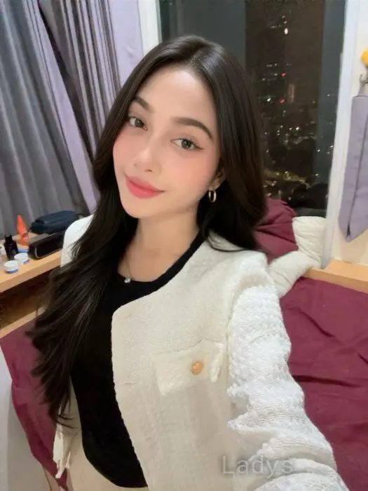 Salsa Veronica, 23 years beautiful nude Jakarta escorts girl, height 169 sm, Weight 46 kg