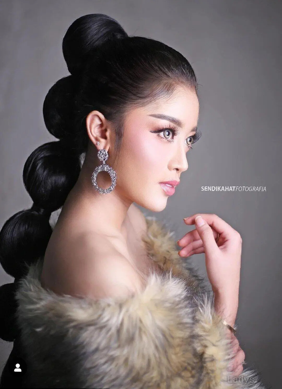 Yuki, 22 years beautiful nude Jakarta escorts girl, height 165 sm, Weight kg