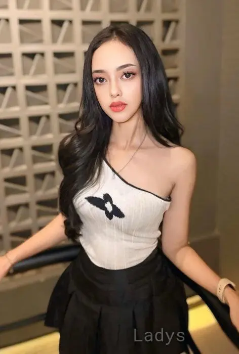 Yuki Zhi, 26 years beautiful nude Jakarta escorts girl, height 166 sm, Weight 57 kg