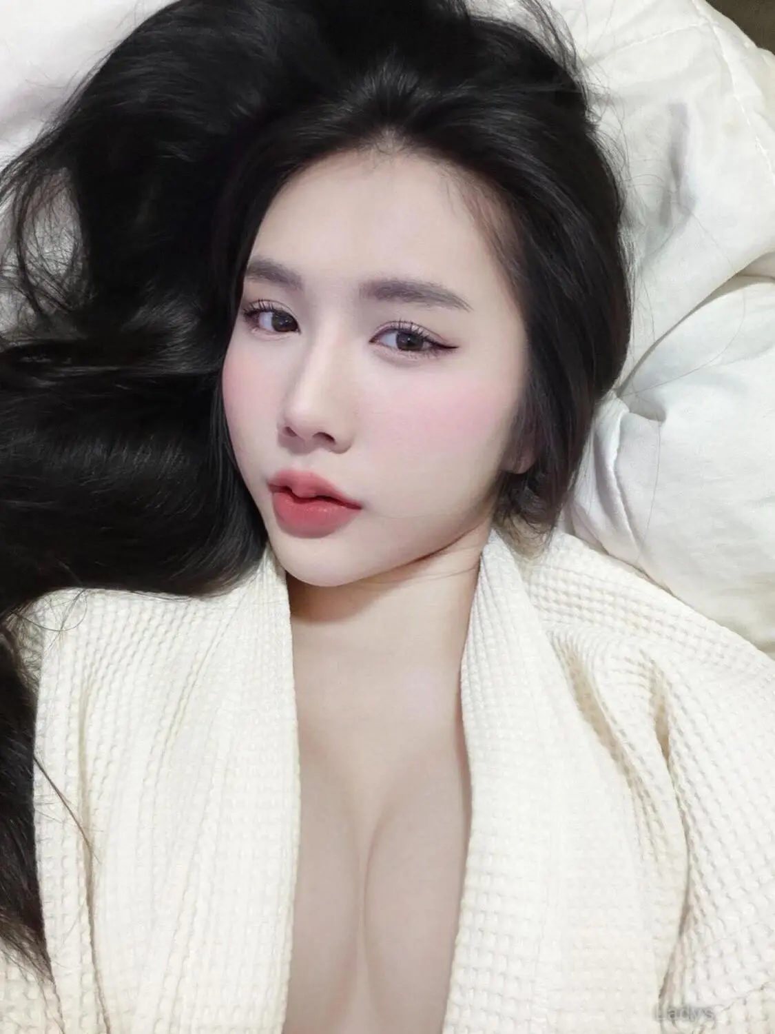 Ly Ly, 25 years beautiful nude Jeddah escorts girl, height 165 sm, Weight  kg-1