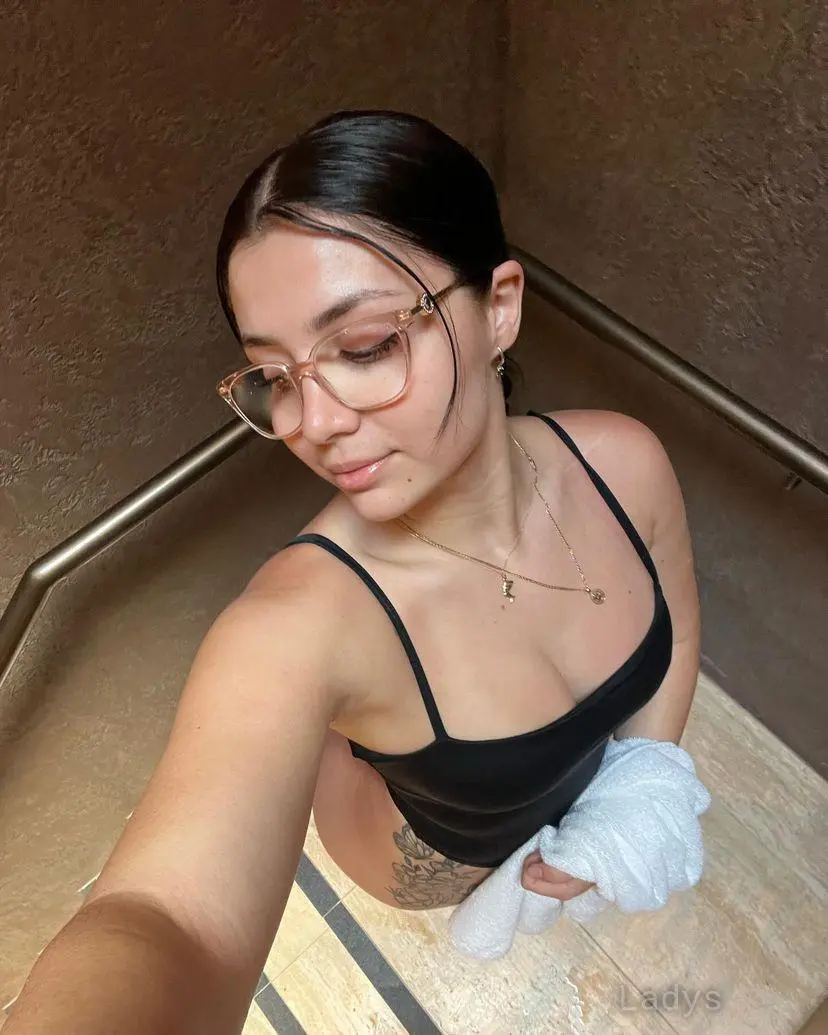 Horny girl available for sex massage, 23 years hot nedes Jeddah rscorts girl, height 156 sm, Weight 80 kg