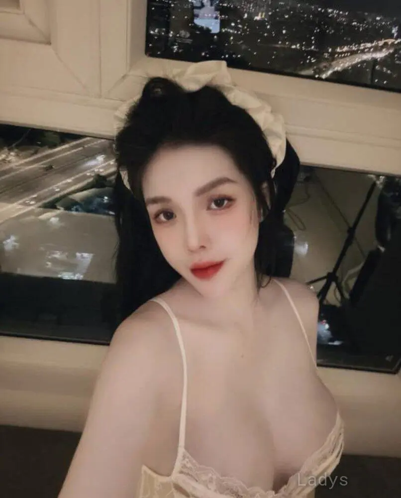Rumi, 20 years beautiful nude Johor Bahru escorts girl, height 160 sm, Weight  kg