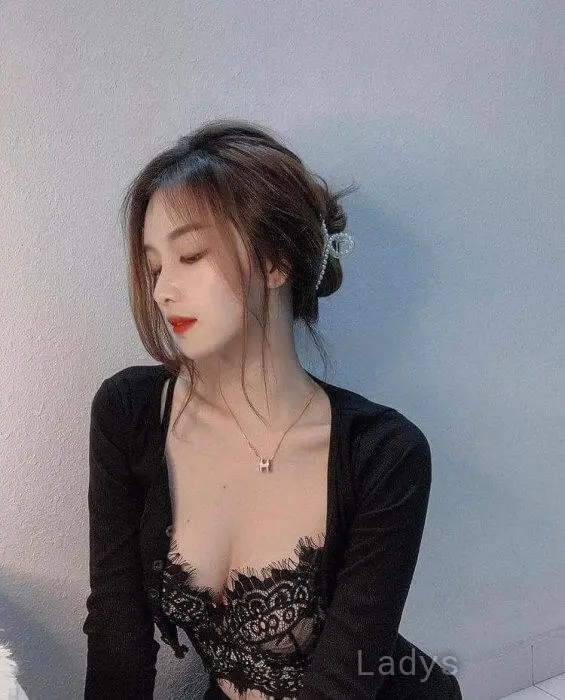 Sam, 27 years beautiful nude Johor Bahru escorts girl, height 166 sm, Weight 52 kg