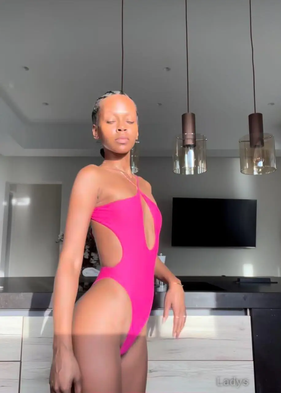 Nana From Ntebbe airport road, 24 years beautiful nude Kampala escorts girl, height 165 sm, Weight kg