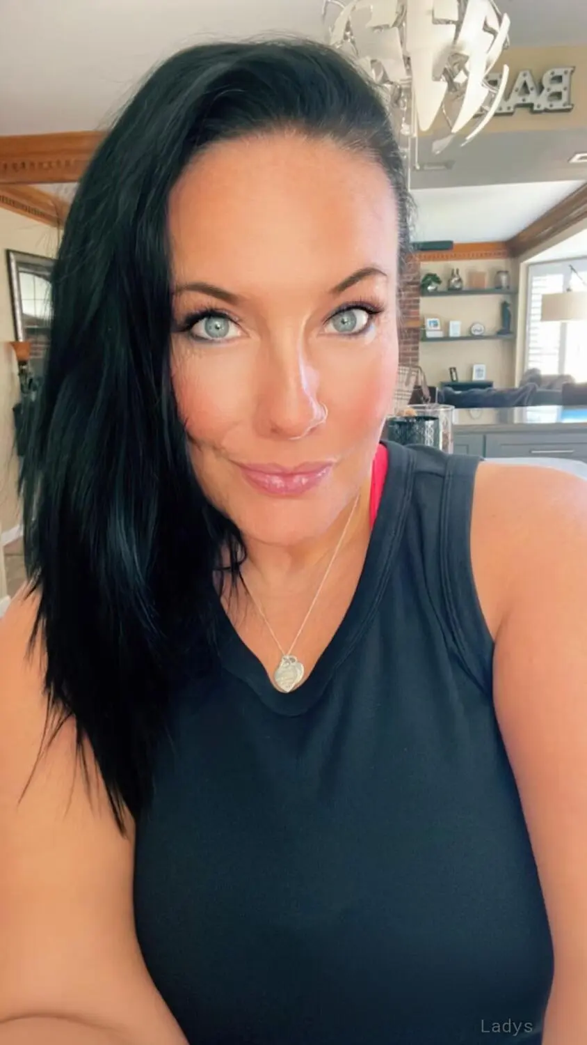 Miss J, 40 years beautiful nude Kansas City escorts girl, height 169 sm, Weight 80 kg