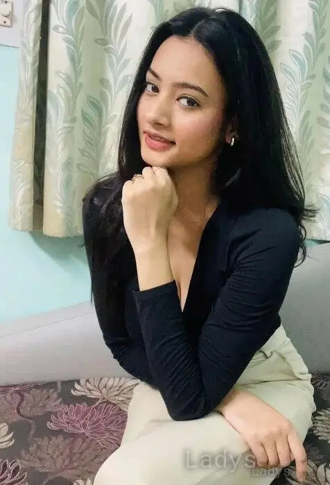 Maheen, 22 years beautiful nude Karachi escorts girl, height 157 sm, Weight 56 kg