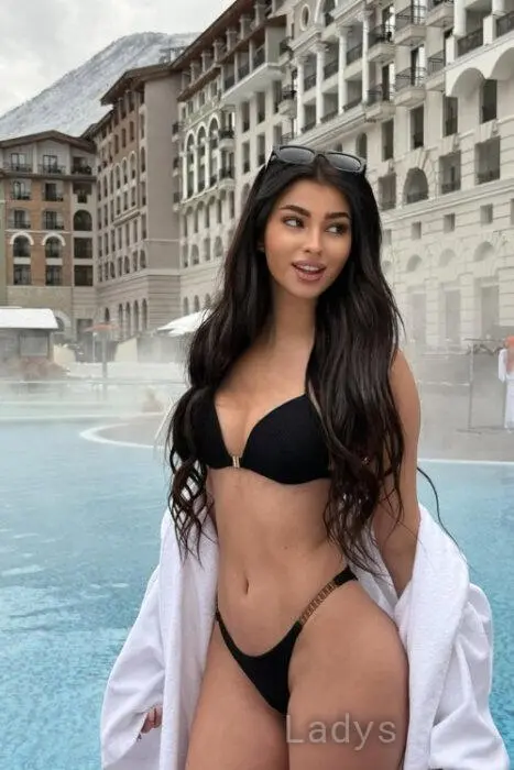 Moona, 27 years beautiful nude Karachi escorts girl, height 167 sm, Weight 61 kg