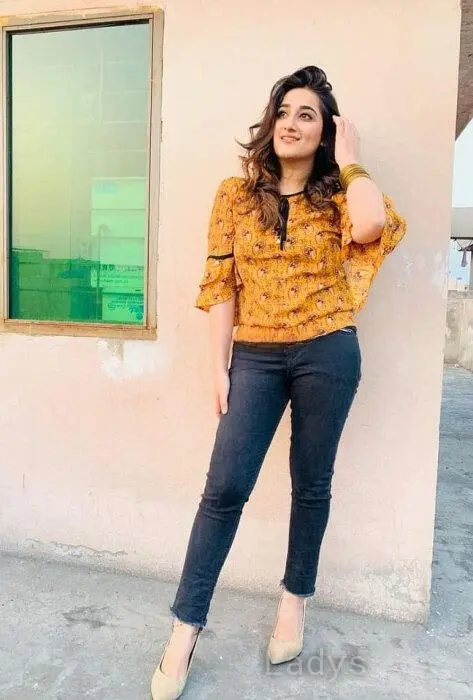 Shruti, 27 years beautiful nude Karachi escorts girl, height 162 sm, Weight 66 kg