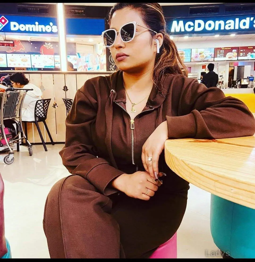 Chloe, 23 years old Kathmandu escort girl with big tits, height 154 sm, Weight kg