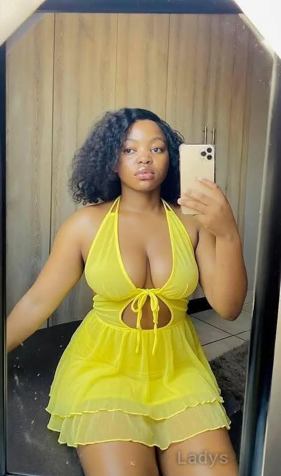 Melon, 24 years old Kathmandu escort girl with big tits, height 170 sm, Weight kg
