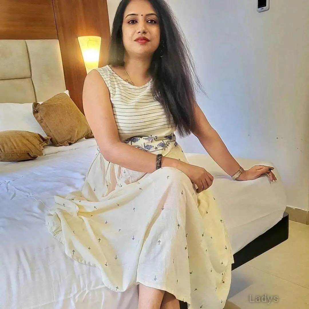 Jinal, 22 years old Kochi escort girl with big tits, height 162 sm, Weight kg
