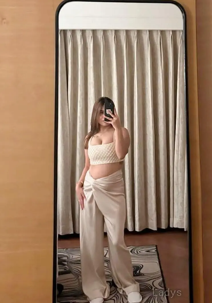 Kirti, 23 years old Kochi escort girl with big tits, height 163 sm, Weight kg