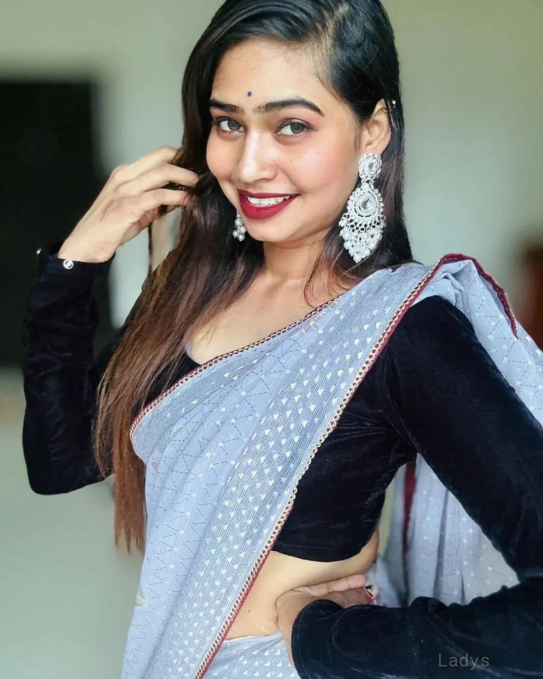 Lola, 23 years old Kochi escort girl with big tits, height 154 sm, Weight  kg