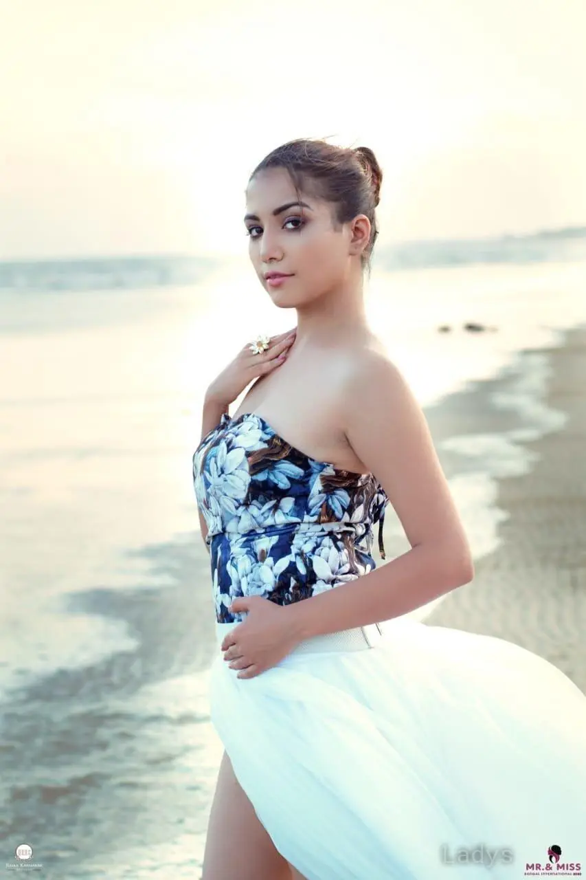 Smriti, 23 years old Kolkata escort girl with big tits, height 153 sm, Weight  kg
